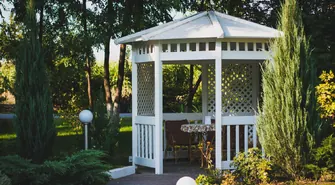 Altanka ogrodowa, pergola czy wiata – czym się różnią i co wybrać?