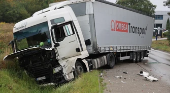 Wypadek na Wierzejskiej. Ciężarówka uderzyła w auto i wypadła z drogi ZDJĘCIA