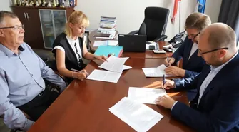 Umowa na remont szkoły w Parzniewicach podpisana