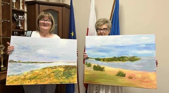 Obrazy przestawiające region trafiły do Urzędu Gminy Łęki Szlacheckie