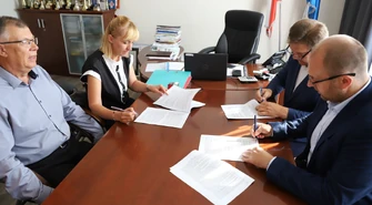 Umowa na remont szkoły w Parzniewicach podpisana