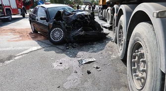 Groźny wypadek na ul. Łódzkiej w Piotrkowie. BMW uderzyło w ciężarówkę ZDJĘCIA