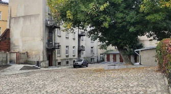 Metamorfoza podwórza przy Placu Niepodległości