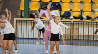 Wyjątkowa lekcja w-fu – kolejna odsłona „Aktywnej lekcji WF z OSiR” w Piotrkowie. ZDJĘCIA i FILM