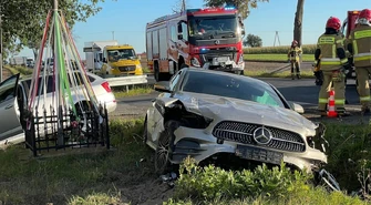 Kolizja na skrzyżowaniu w Milejowie. Dwa samochody wpadły do rowu ZDJĘCIA