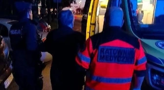 Zdezorientowany senior w piżamie przy galerii. Szybka reakcja policji i ratowników