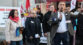 Bąkiewicz "Zwyciężyliśmy!" Dróżdż "Polecenie polityczne Tuska". Pikieta referendalna przed Urzędem Miasta w Piotrkowie