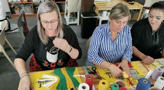 Panie z KGW Tomawa na warsztatach rękodzieła - makrama w Toruniu