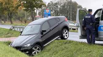 Pijany kierowca BMW wjechał do rowu w Bujnach. Auto trafi na licytację? ZDJĘCIA
