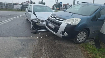 Zderzenie na DK91 w Jarostach. Jedno z aut uderzyło w skrzynkę