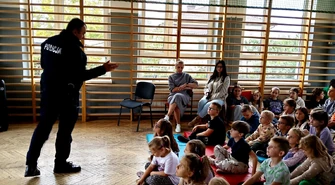 Policjanci uczą najmłodszych, jak być bezpiecznym – ważne lekcje w szkołach gminy Rozprza i Łęki Szlacheckie