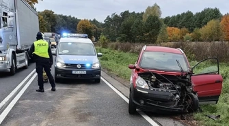 Mikrocar uderzył w ciężarówkę w Sulejowie