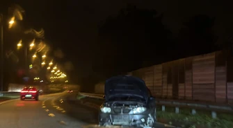 Stracił panowanie nad BMW. Auto wpadło w bariery na Miast Partnerskich