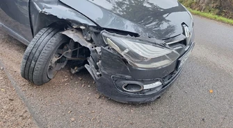 Uciekał przed psem i uderzył w zaparkowane auto