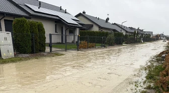 Toną w błocie – mieszkańcy Rakowa Dużego proszą o pomoc w sprawie dróg na osiedlu