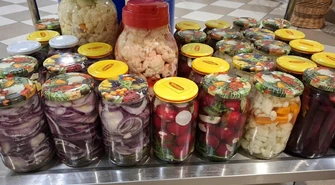 Warsztaty kiszenia warzyw w Czarnocinie. Tradycja, smaki i integracja mieszkańców