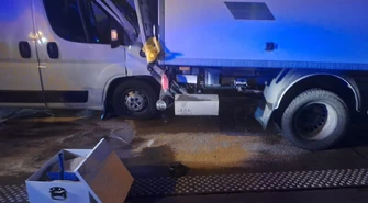 Groźnie na S8 pod Piotrkowem. Bus uderzył w ciężarówkę