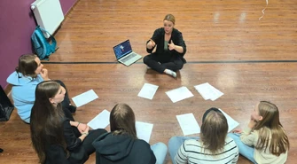 Próby do antywojennego spektaklu muzycznego "Listy nienapisane"