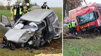 Koszmarny wypadek pod Piotrkowem. Lądował śmigłowiec LPR. Drzewo wyrwane z korzeniami ZDJĘCIA