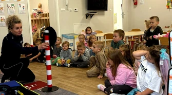 Bezpieczna droga do przedszkola – spotkanie z policją w Akademii Maluszka w Brzozie