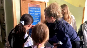 Jak reagować na przemoc? Uczniowie SP nr 16 wzięli udział w ważnej lekcji z policjantką