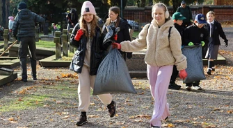 Harcerze sprzątają mogiły poległych bohaterów ZDJĘCIA