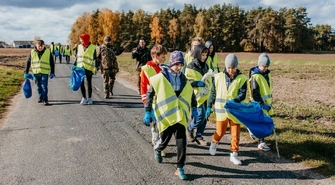Ekologiczny Dzień w Psarach Witowskich – mieszkańcy sprzątali wieś i poznawali przyrodę