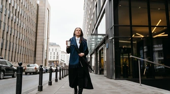 Kobieta z klasą a jesień – jak dobrać odpowiednie stylizacje?