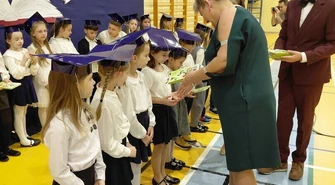 Ślubowanie pierwszoklasistów w Jarostach – radość, wzruszenia i pierwsze legitymacje