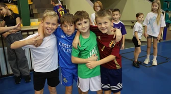 Sportowa lekcja z OSiR-em:  Piłkarze PKS Polonia poprowadzili zajęcia da uczniów 