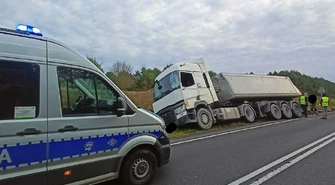 Czołowe zderzenie dwóch ciężarówek na drodze miedzy Sulejowem a Jaksonkiem
