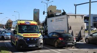 Dostawczakiem uderzył w stojące samochody. Jedna osoba trafiła do szpitala ZDJĘCIA