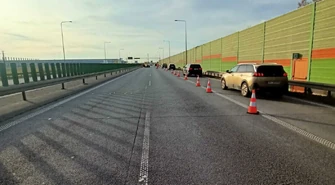 Zderzenie dwóch aut na trasie S8. Utrudnienia w ruchu za Piotrkowem Wschód