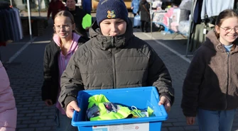 Świetna akcja uczniów SP1 w Sulejowie. Rozdawali odblaski seniorom