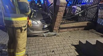 Kia wypadła z drogi i staranowała płot przy sklepie