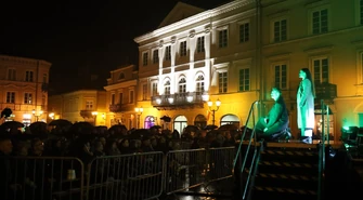 Pomimo deszczowej aury spektakl muzyczny "Listy Nienapisane" przyciągnął mieszkańców na Rynek Trybunalski