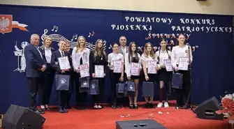 Młodzi zaśpiewali dla Niepodległej w Łękach Szlacheckich