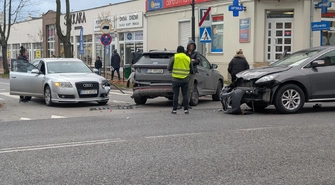 Trzy samochody zderzyły się na skrzyżowaniu Słowackiego i Młynarskiej ZDJĘCIA