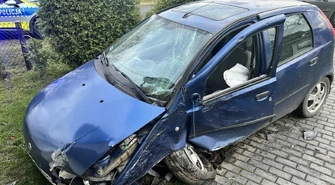 44-latek z 3 promilami uderzył w samochód, a potem w dom. Wypadek w Laskach ZDJĘCIA