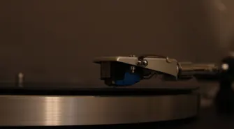 Jak wybrać gramofon, który naprawdę pozwoli cieszyć się winylami?
