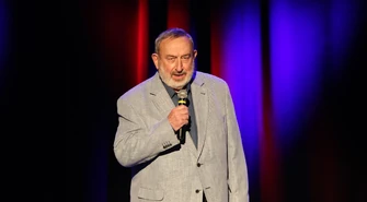 30-lecie Ogólnopolskiej Akcji "Stop Wypadkom". Tadeusz Drozda na scenie MOK