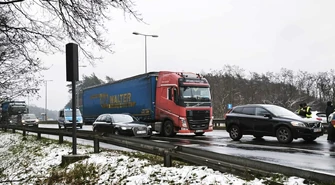 Pijany bez uprawnień, przeglądu i ubezpieczenia kierowca Tira spowodował wypadek na DK12