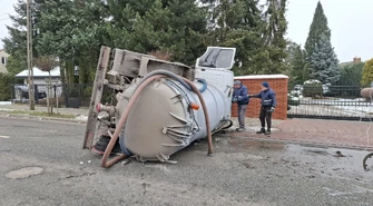 Zalesicka zablokowana. Drogę blokuje przewrócona cysterna 