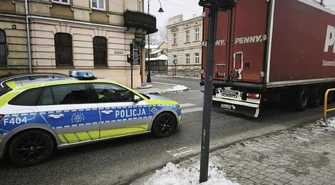 Uwaga kierowcy! Kolizja przy wiadukcie kolejowym w Piotrkowie Trybunalskim