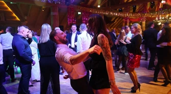 Niezapomniana zabawa w Hotelu Górskim - Andrzejki w rytmie lat 2000 ZDJĘCIA