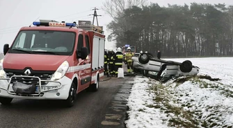Auto wypadło z drogi i dachowało przy S8. Służby pracują na miejscu