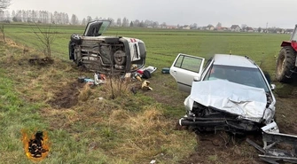 Zderzenie dwóch samochodów w Nowinkach. Dwie osoby trafiły do szpitala