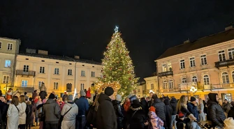 Rozbłysła choinka na Rynku Trybunalskim