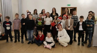 Wigilia rodzin zastępczych w Piotrkowie. Mikołaj, prezenty i występ Sióstr Kafar
