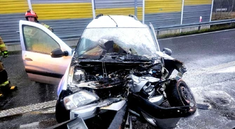 Policjanci  uratowali kierowcę z płonącego auta